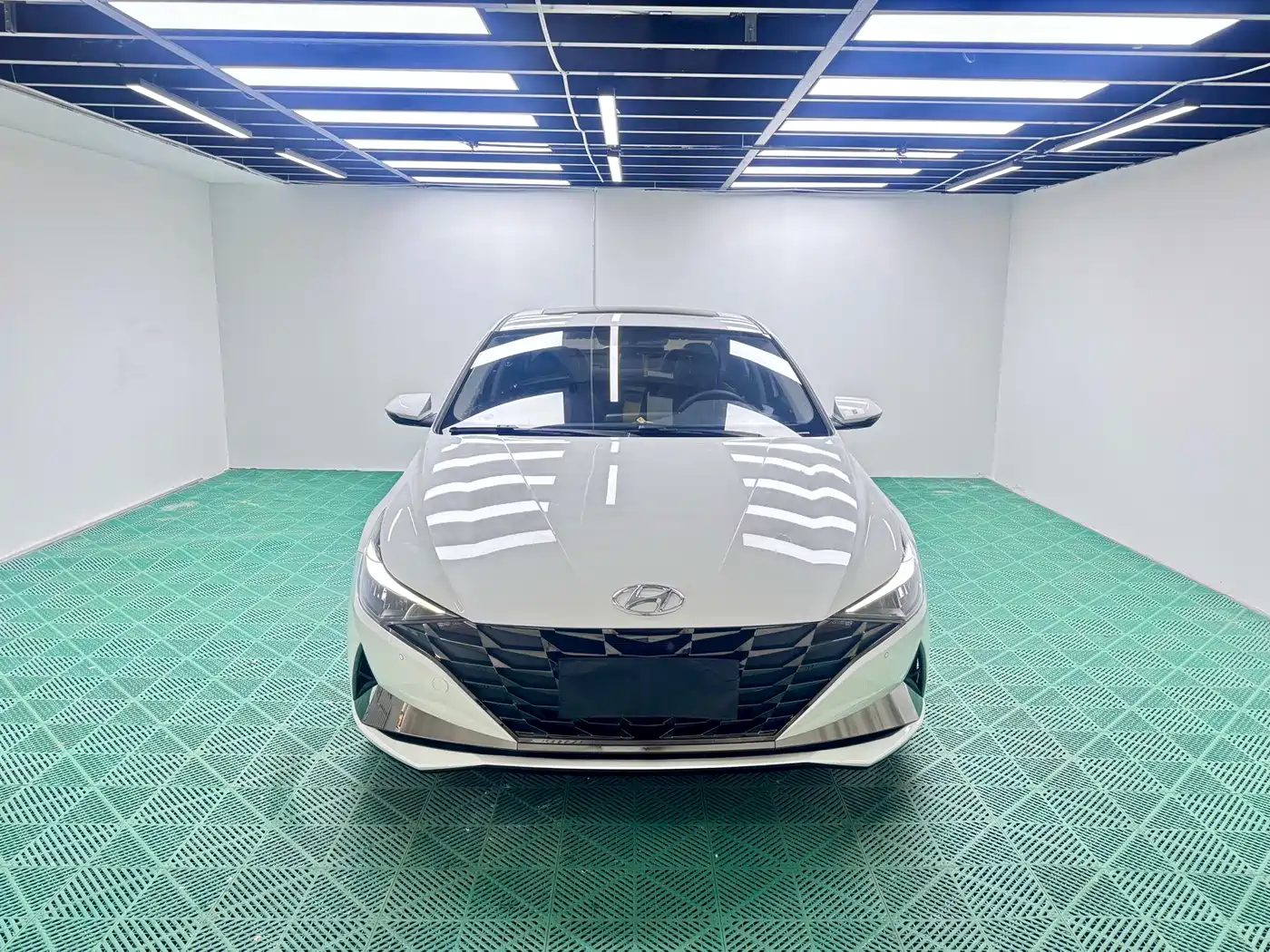Hyundai Elantra 2022 1.5L CVT LUX Premium Edition фото 2