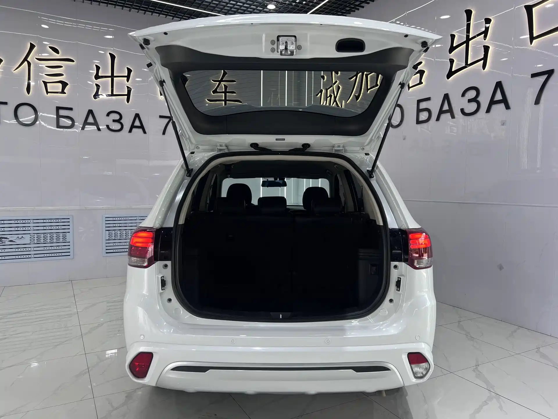 Photo 9 - Mitsubishi Outlander