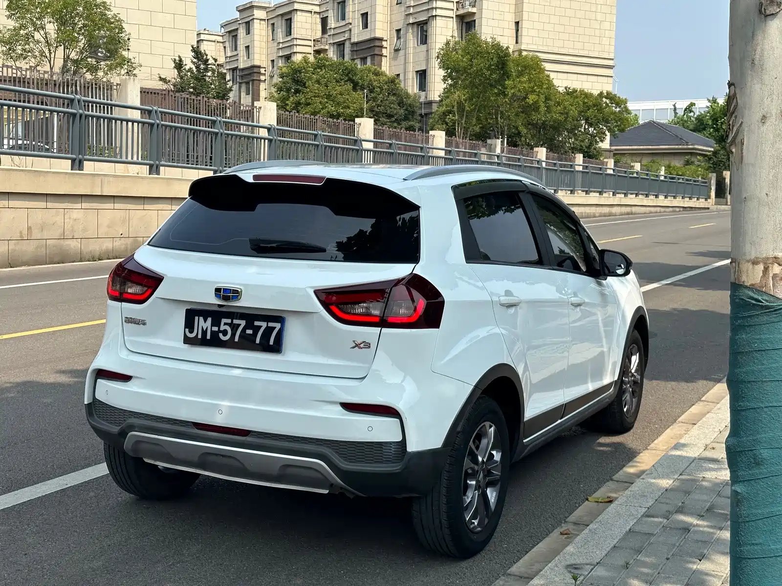 Фото 11 - Geely Vision X3