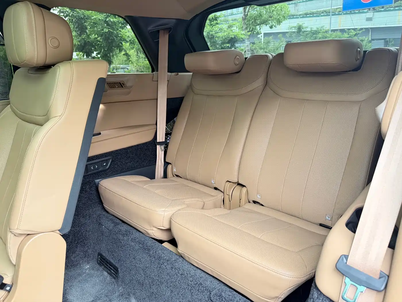 Land Rover Range Rover 2023 3.0 L6 400PS Golden Age 7-Seater Long Wheelbase фото 11