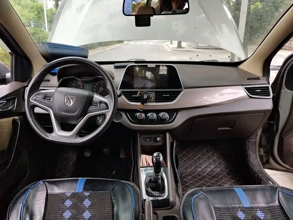 Baojun 310W 2017 2017 1.5L Manual Fashion Edition (China V)