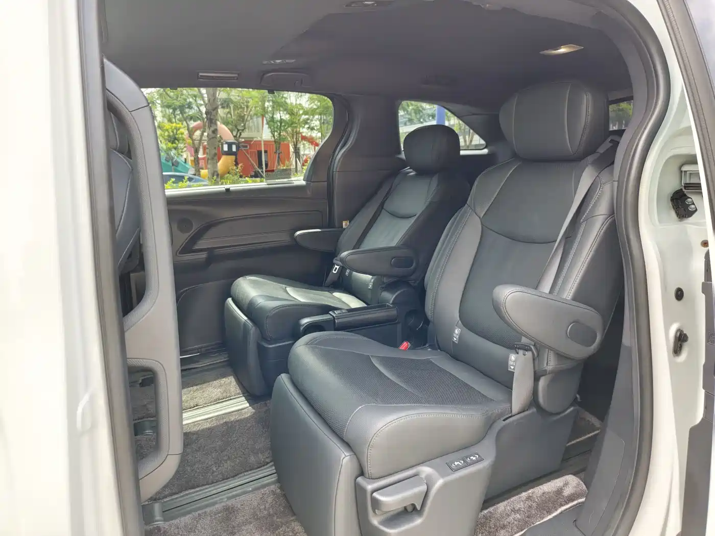 Toyota Sienna 2021 2.5L Hybrid Premium Edition фото 7