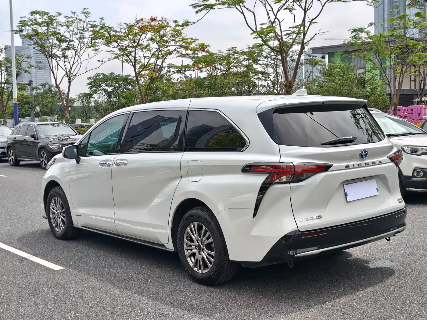 Toyota Sienna 2021 2.5L Hybrid Premium Edition фото 26