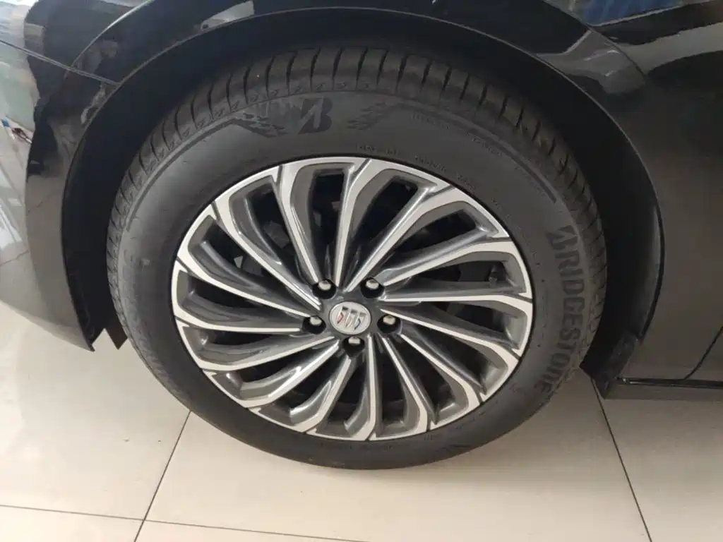 Buick LaCrosse 2025 2026 Model 28T Platinum Edition