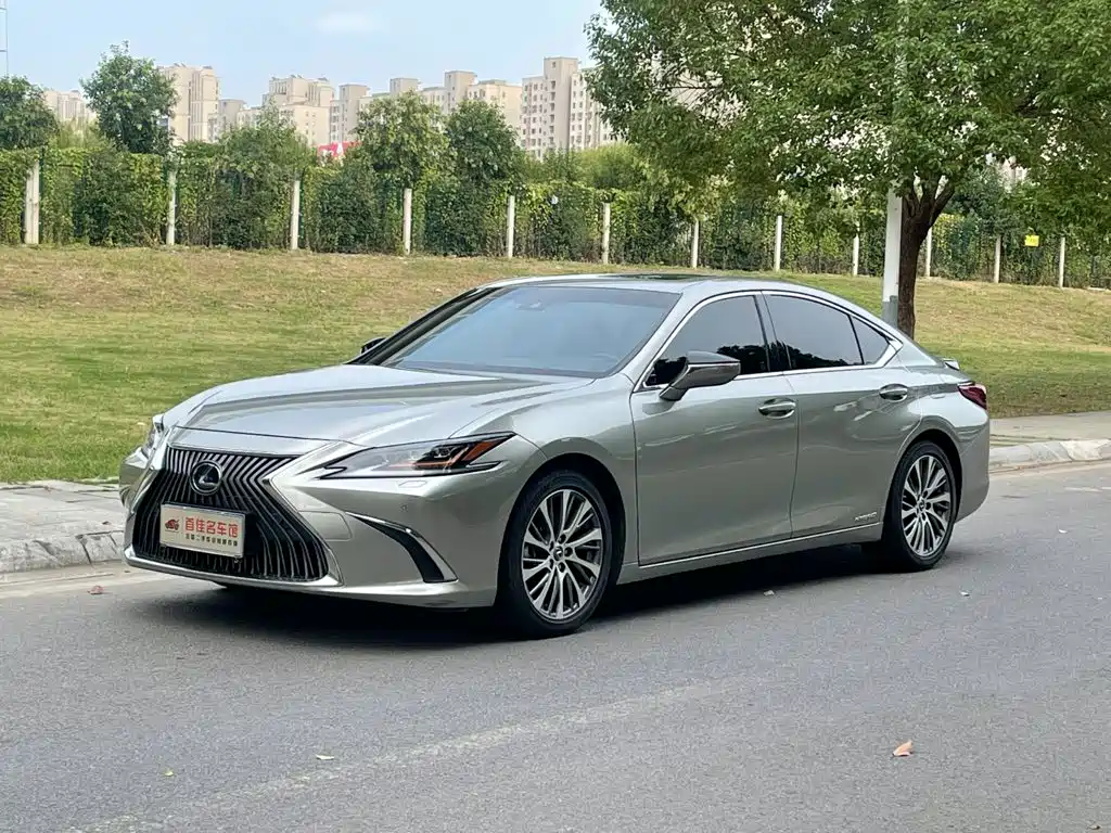 Фото 1 - Lexus ES