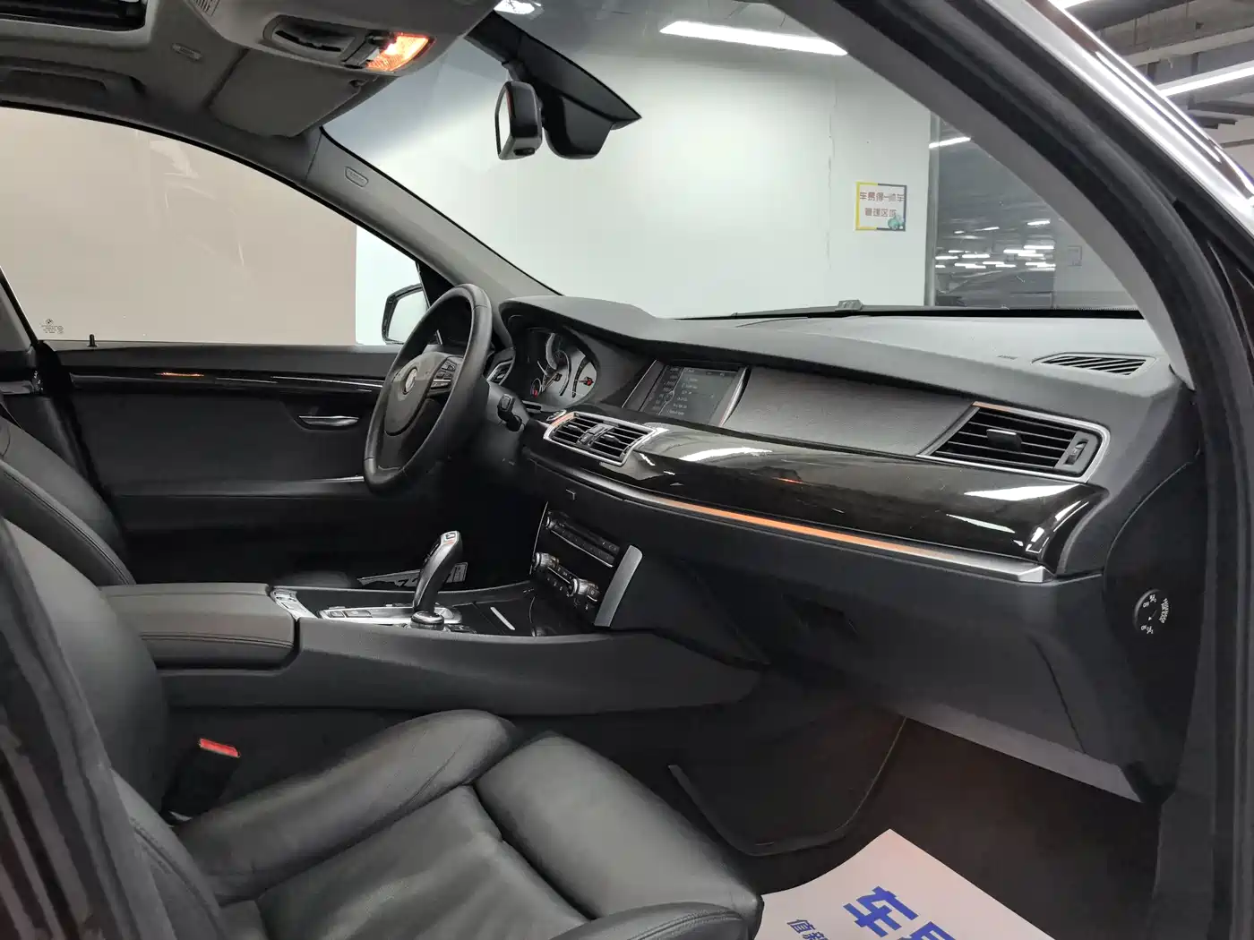 BMW 5 Series GT 2010 535i Leading Model фото 5