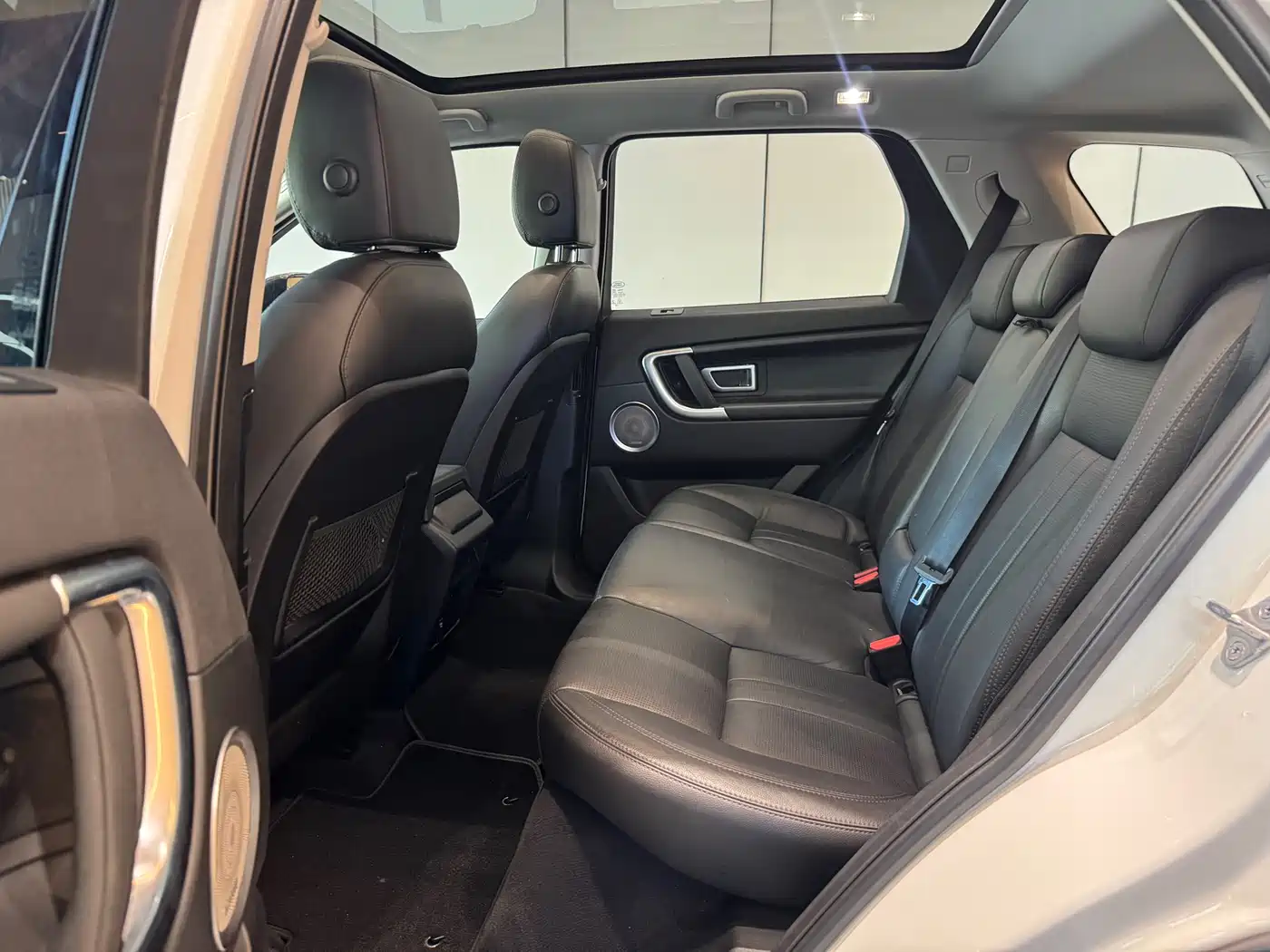 Land Rover Discovery Sport 2018 240PS SE Edition фото 6