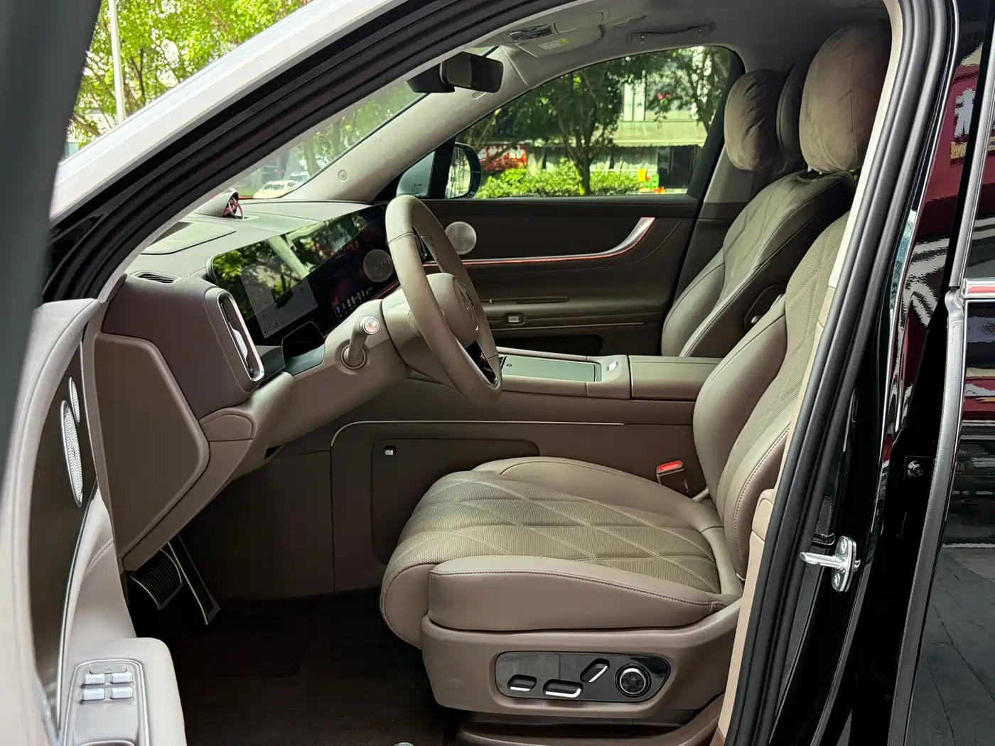 AITO Wenjie AITO M9 2025 Extended Range Ultra 52kWh 6-Seater фото 6