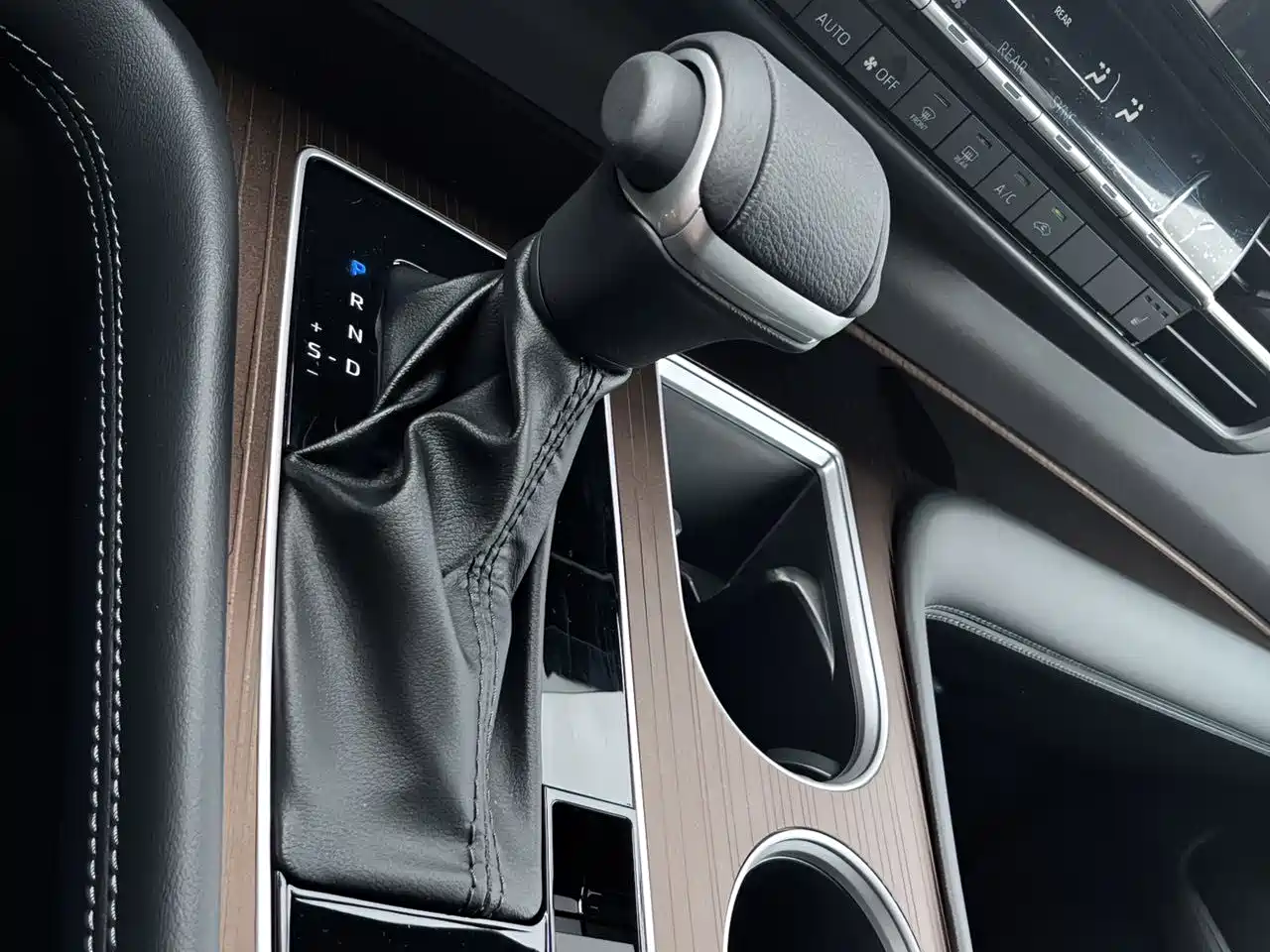 Toyota Sienna 2026 2.5L Hybrid FWD Luxury Edition фото 3