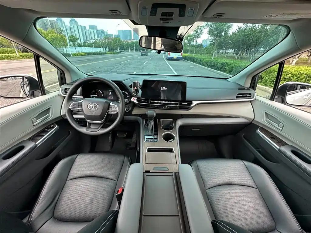 Toyota Sienna 2024 2.5L Hybrid Comfort Edition фото 7
