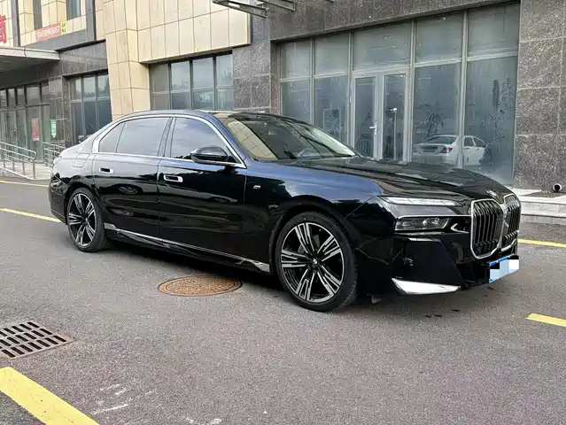 BMW 7 Series 2023 Model 740Li Leading M Sport Package — фото 3
