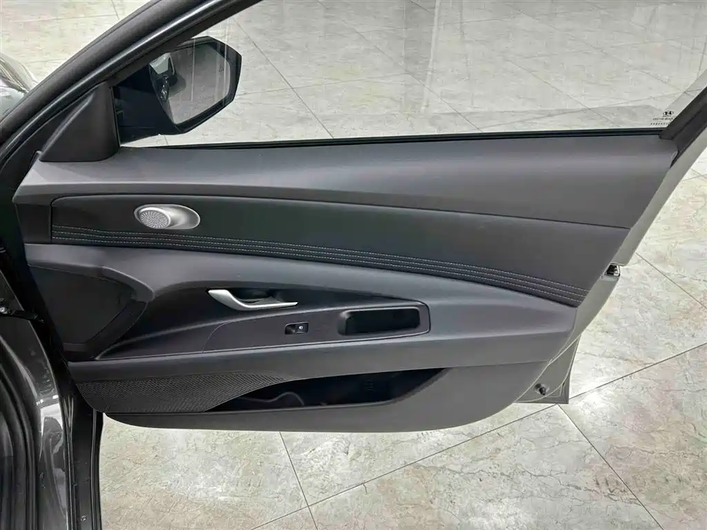 Hyundai Elantra 2023 1.5L CVT TOP Flagship Edition фото 12
