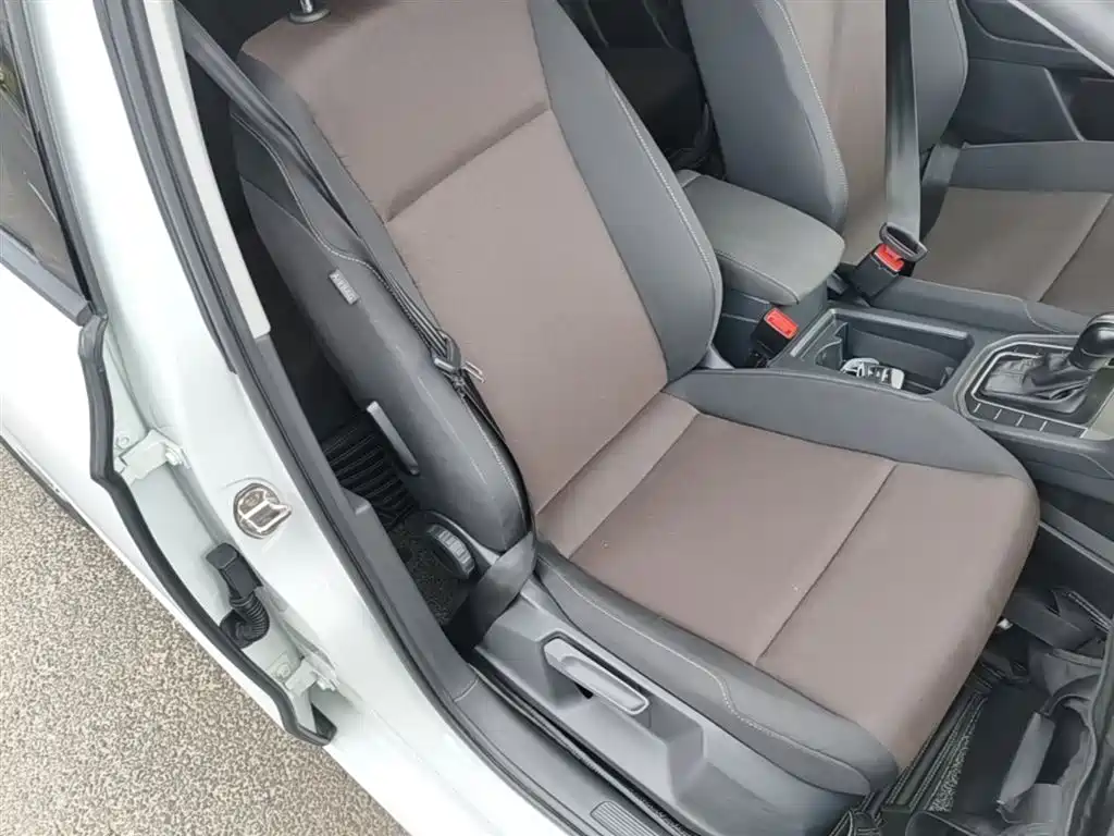 Volkswagen Golf Sportsvan 2018 1.6L Automatic Comfort фото 25