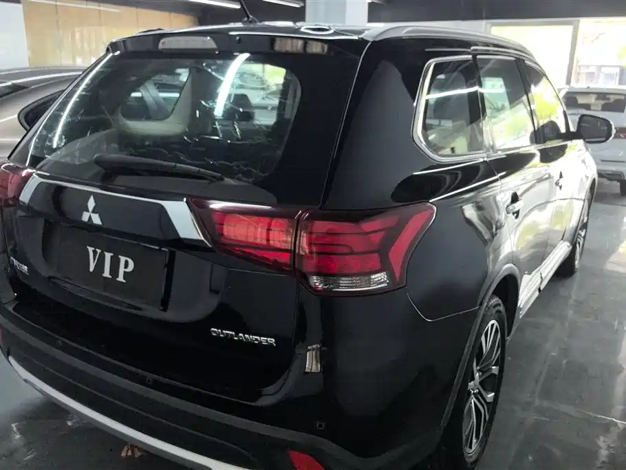 Mitsubishi Outlander 2016 2.4L 4WD Elite Edition 5-seater фото 3