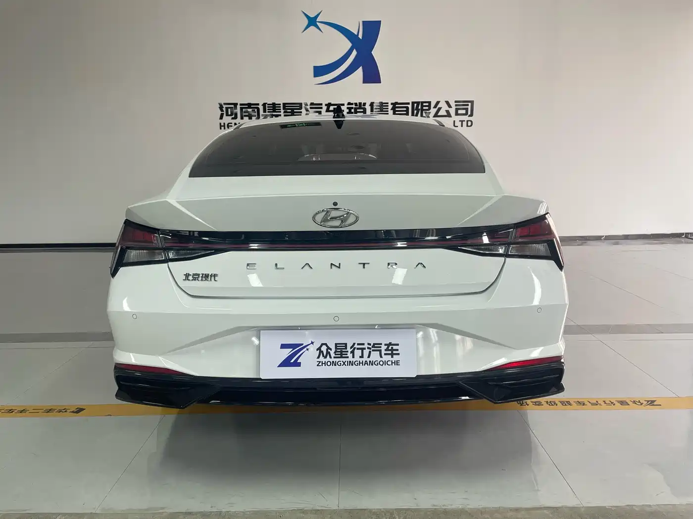 Hyundai Elantra 2022 1.5L CVT LUX Premium Edition фото 5