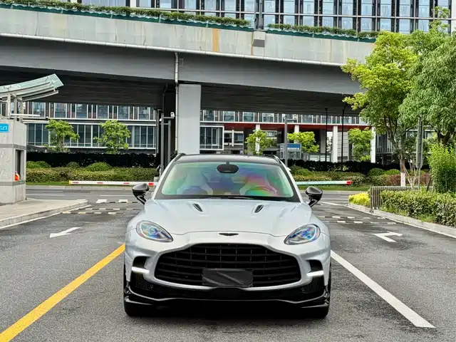 aston-martin dbx