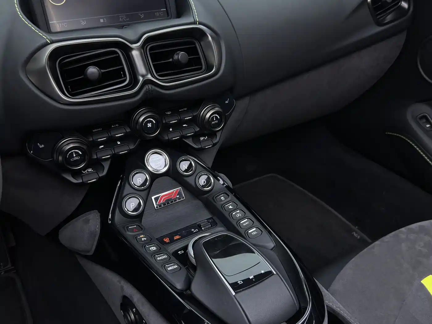 Aston Martin V8 Vantage 2022 4.0T V8 F1 Edition Roadster фото 24