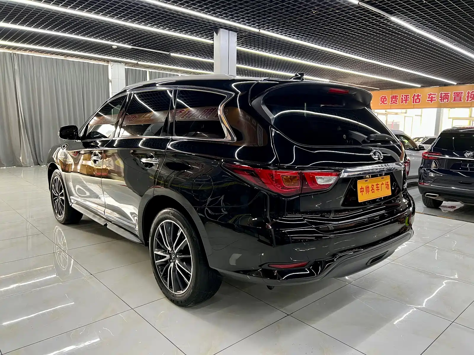 Photo 4 - Infiniti QX60 (Import)