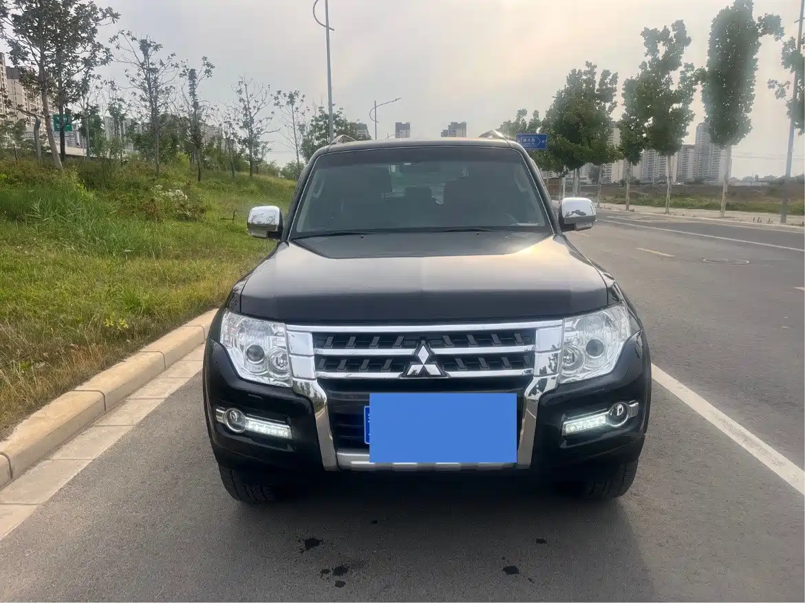 Фото 2 - Mitsubishi Pajero (Import)