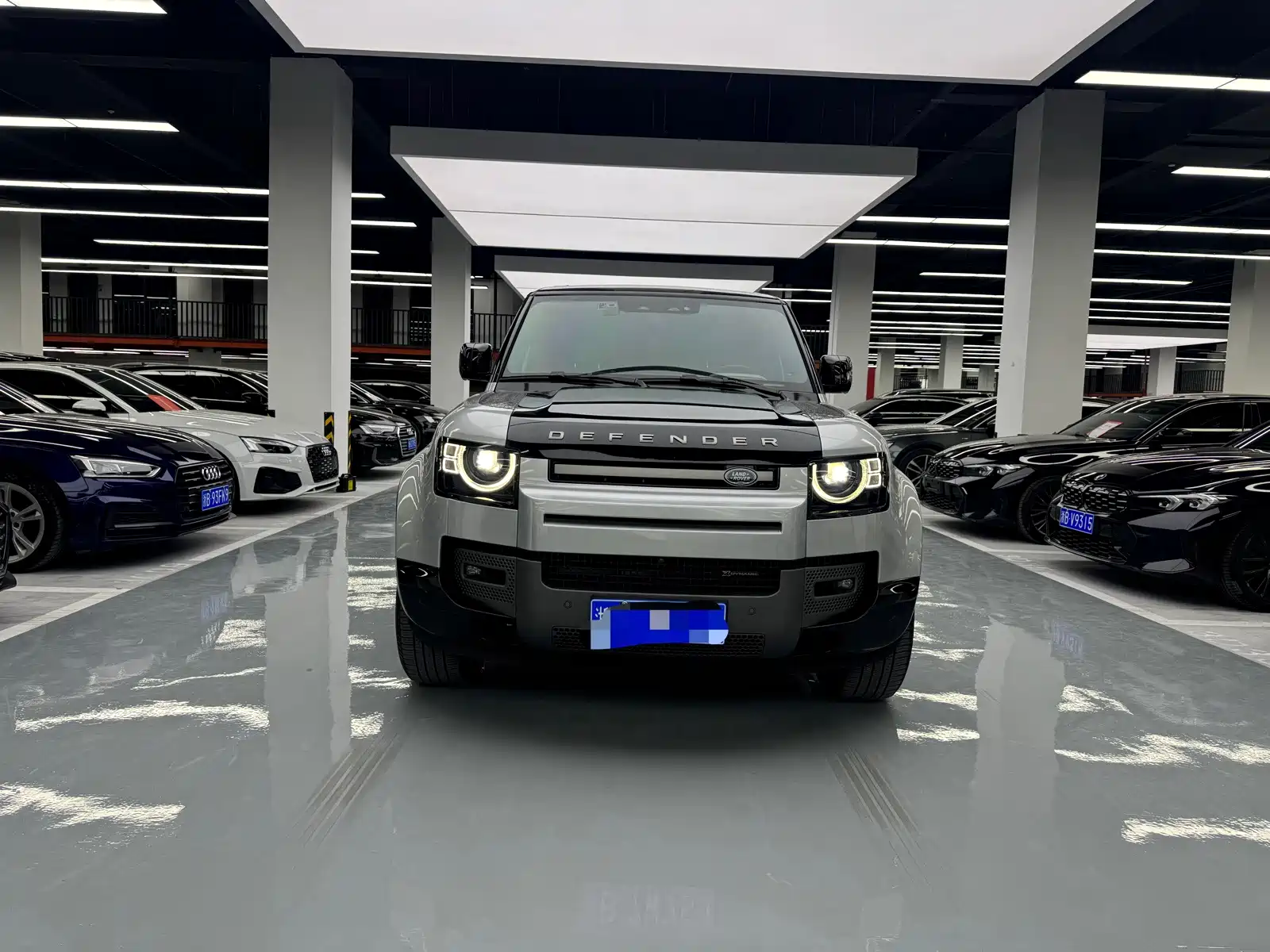 Photo 2 - Land Rover Defender