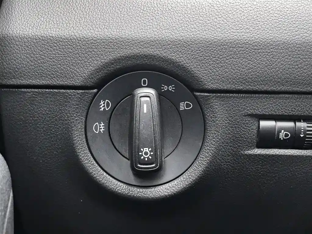 Škoda Octavia 2018 1.6L Manual Standard Edition фото 21