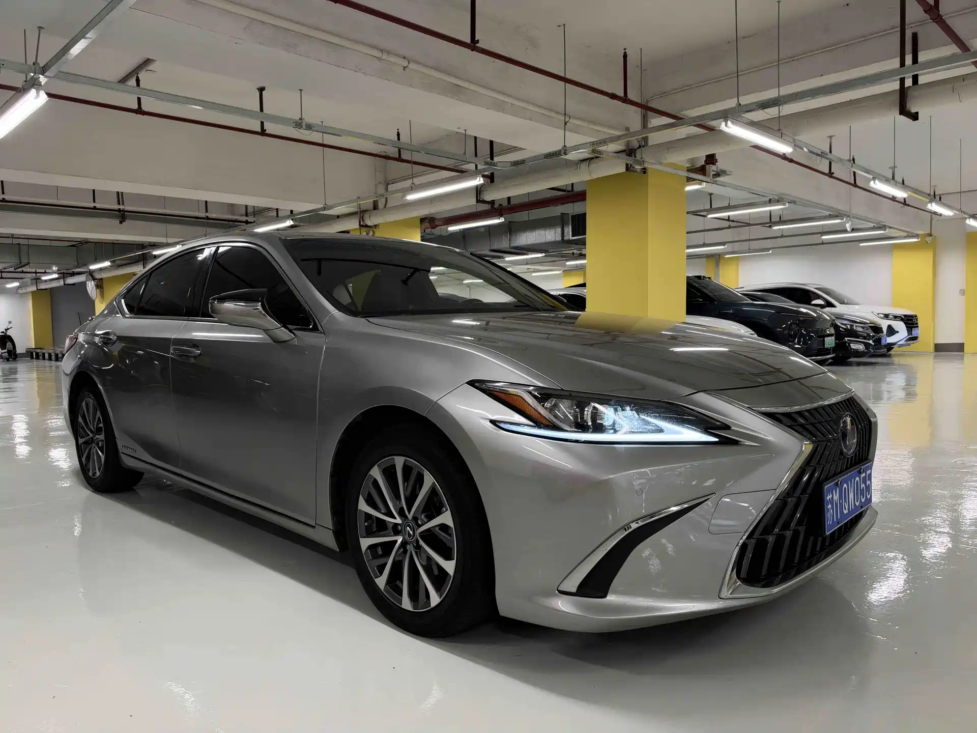 Photo 2 - Lexus ES