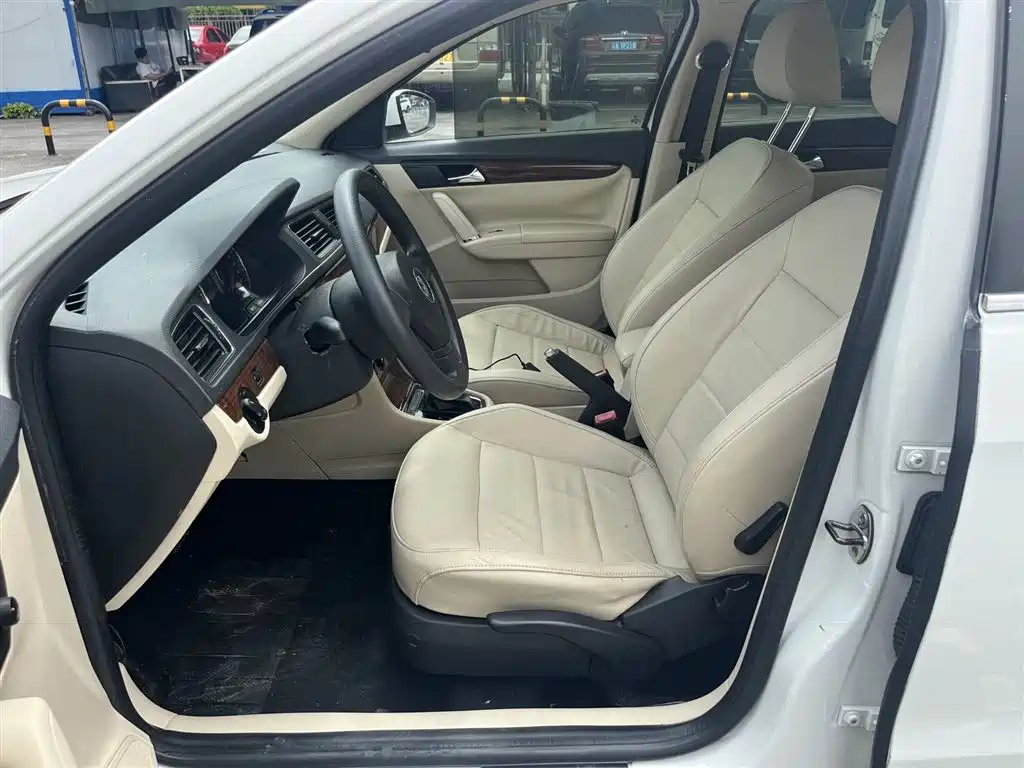 Volkswagen Lavida 2013 1.6L Automatic Comfort Edition фото 4