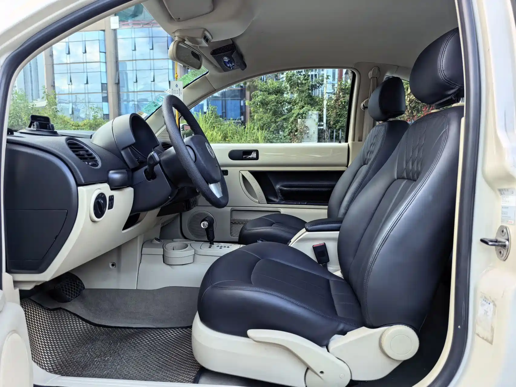 Photo 4 - Volkswagen Beetle