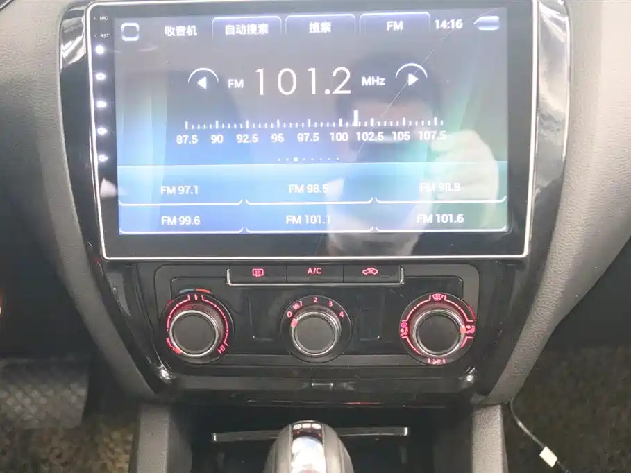 Volkswagen Sagitar 2015 230TSI Automatic Comfort фото 8