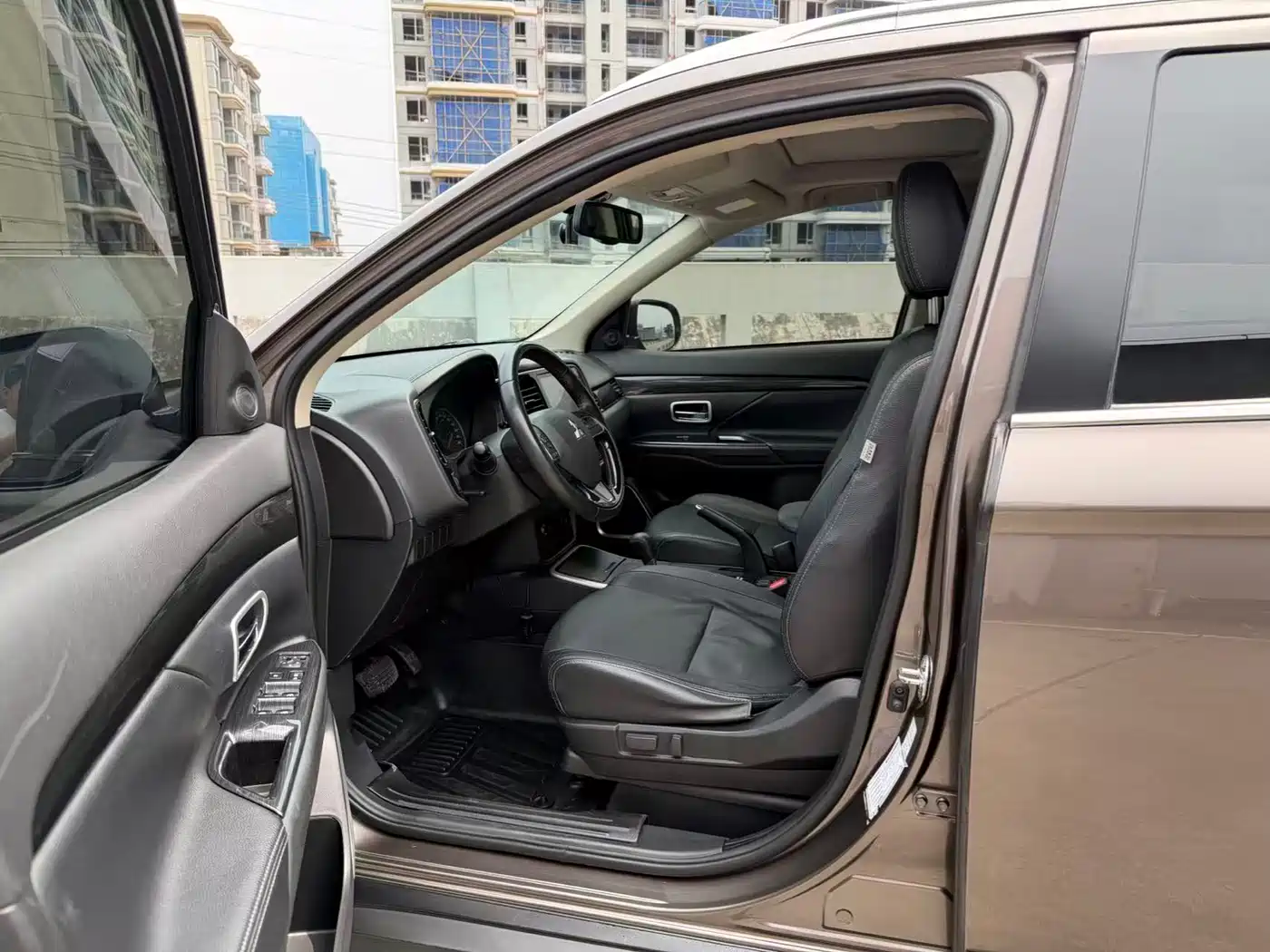 MITSUBISHI OUTLANDER