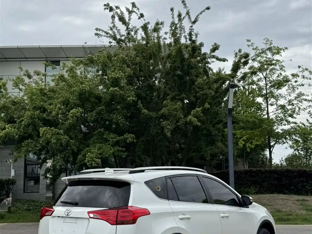 Toyota RAV4 Rongfang 2015 2.0L CVT 2WD Trend Edition фото 8