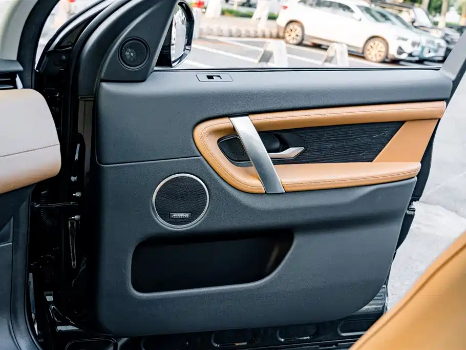 Land Rover Discovery Sport 2024 Luxury Custom Edition фото 13