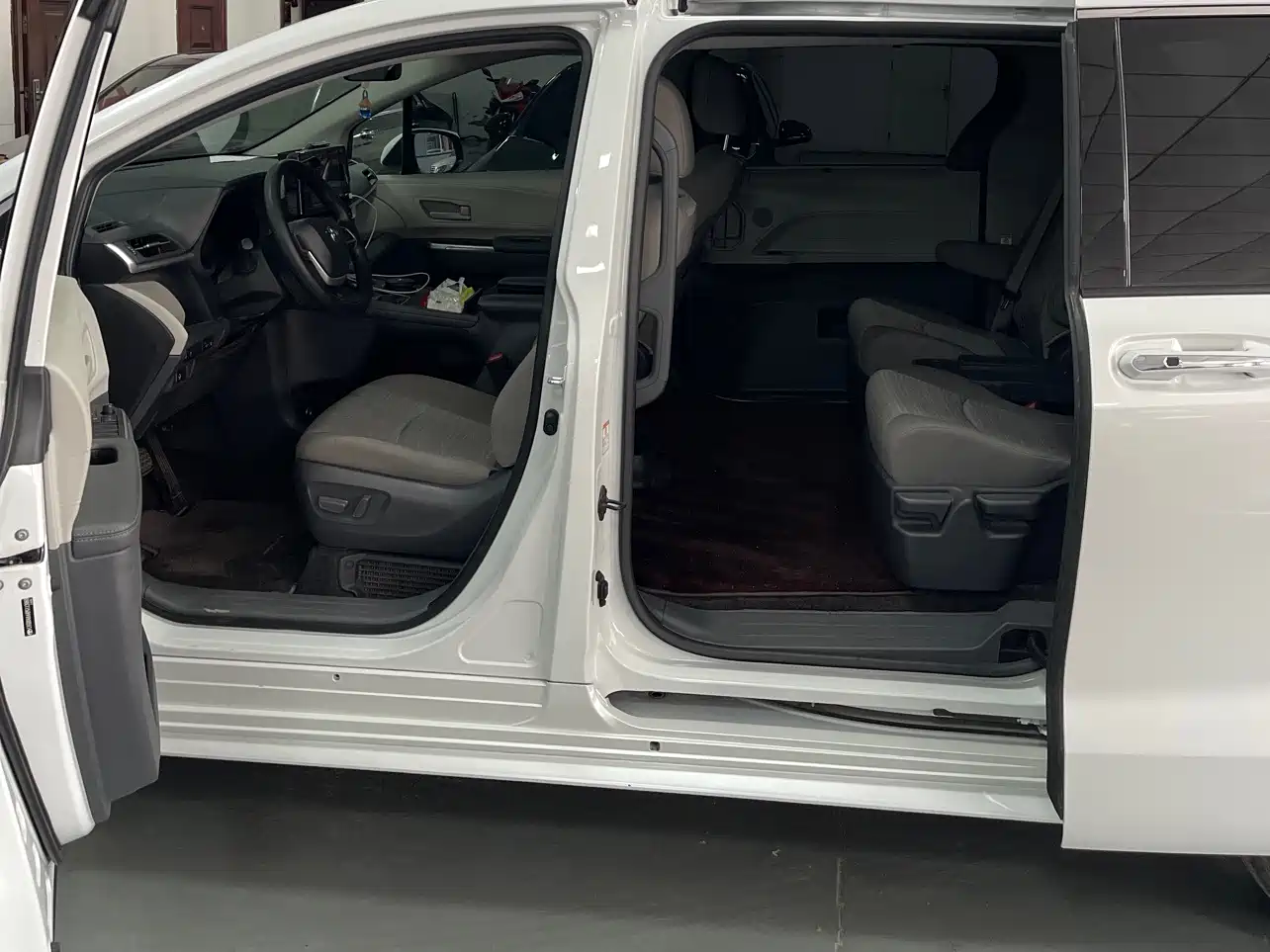 Toyota Sienna 2023 2.5L Hybrid Comfort Edition фото 7
