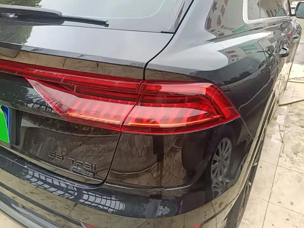 Photo 8 - Audi Q8
