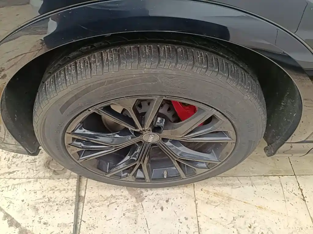 Photo 23 - Audi Q8
