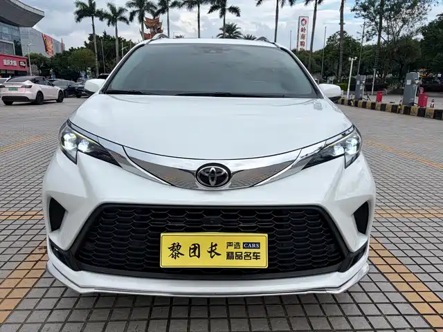 Toyota Granvia 2024 2.5L Hybrid Luxury — фото 2