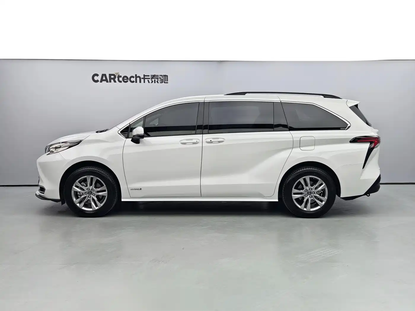 Toyota Sienna 2023 2.5L Hybrid Comfort Edition фото 3
