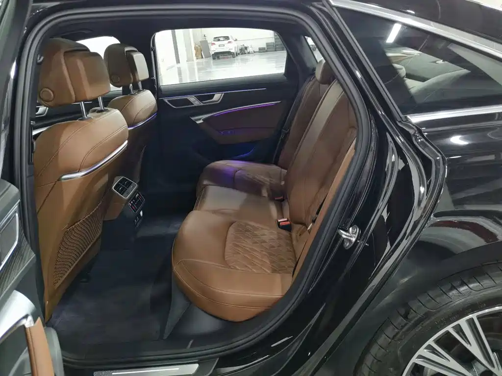 Фото 15 - Audi A6L