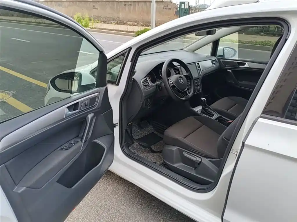 Volkswagen Golf Sportsvan 2018 1.6L Automatic Comfort фото 16