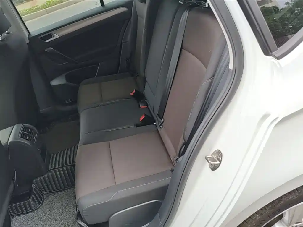 Volkswagen Golf Sportsvan 2018 1.6L Automatic Comfort фото 17