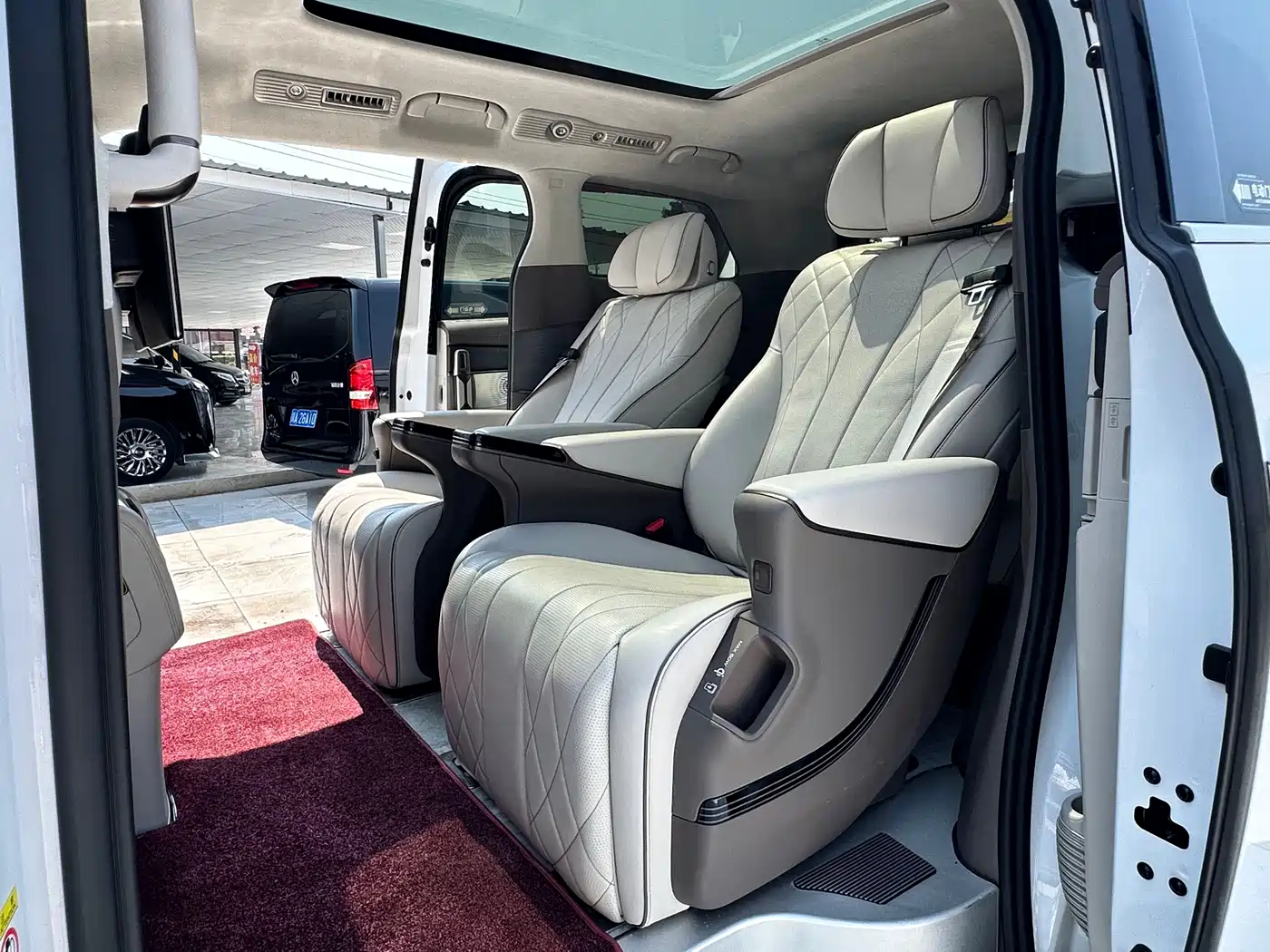 Denza D9 2023 2022 DM-i 970 AWD Flagship