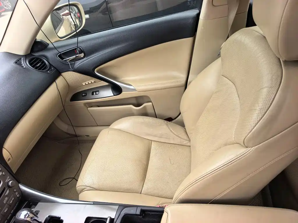 Photo 11 - Lexus IS
