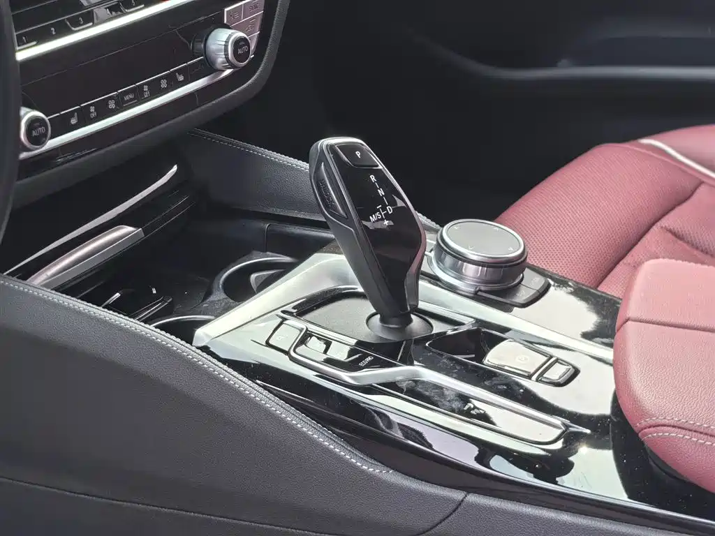 BMW 5 Series 2022 525Li M Sport Package фото 10