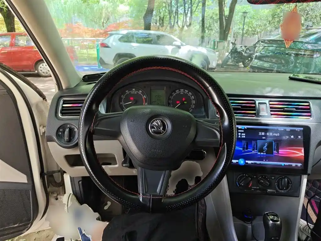 Škoda Rapid 2016 1.6L Automatic Pioneer Edition фото 7