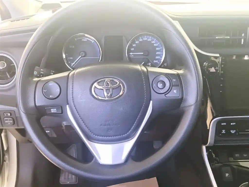 Toyota Corolla Twin Engine E+ 2019 1.8L E-CVT Leading Edition фото 11