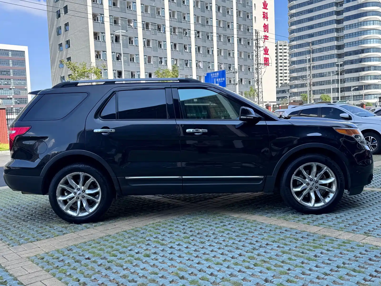 Photo 4 - Ford Explorer (Import)