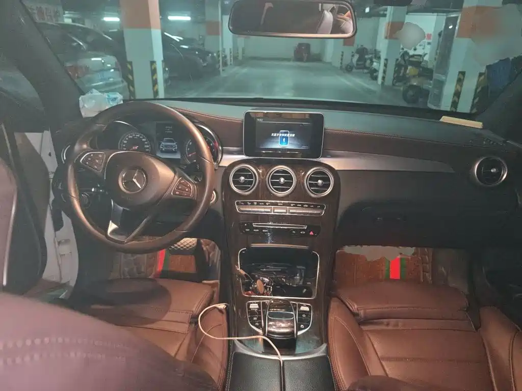 Photo 10 - Mercedes-Benz GLC