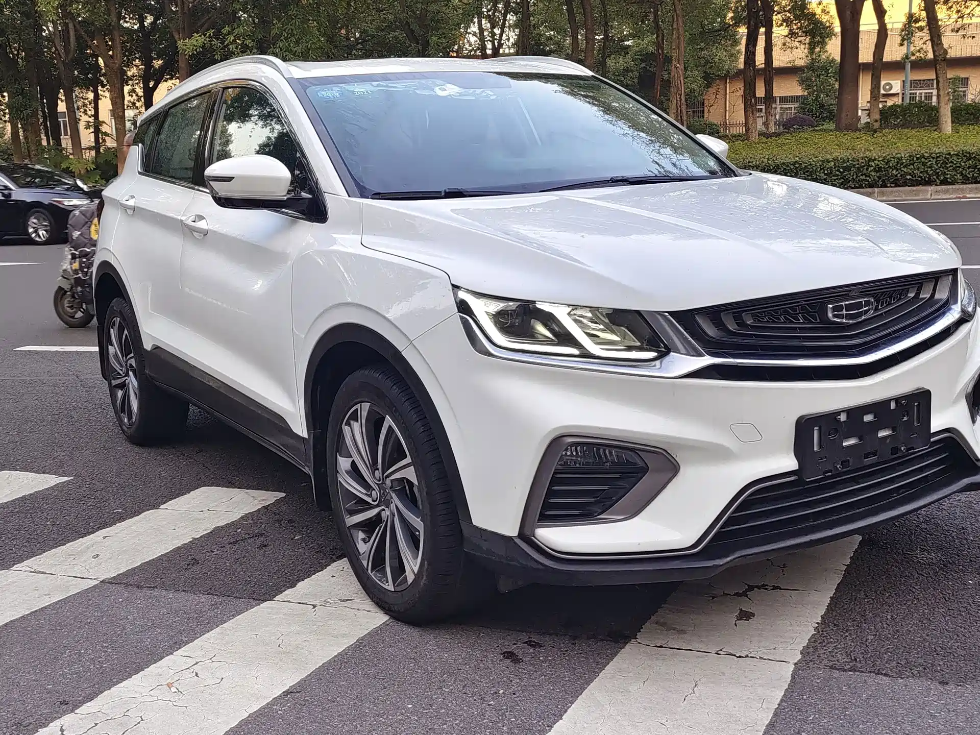 Фото 3 - Geely Coolray