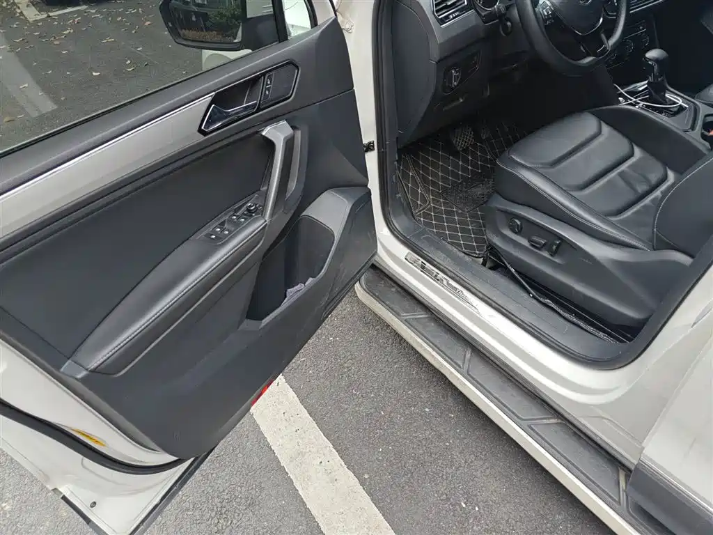 Volkswagen Tiguan L 2017 330TSI Automatic 2WD Comfort Edition фото 14