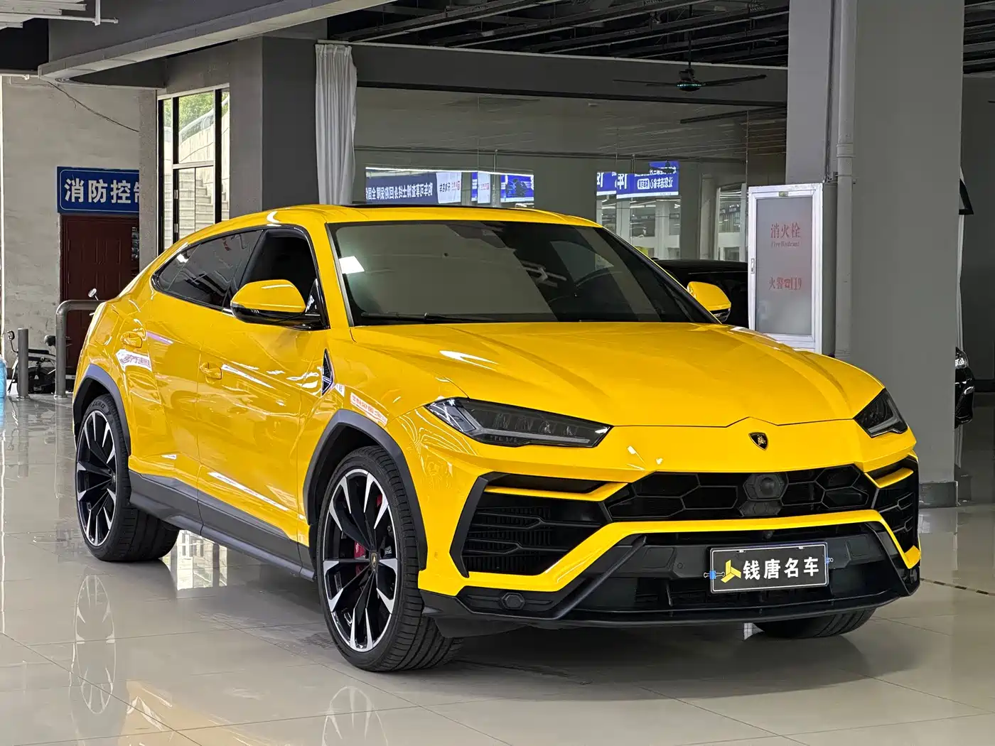 Фото 3 - Lamborghini Urus